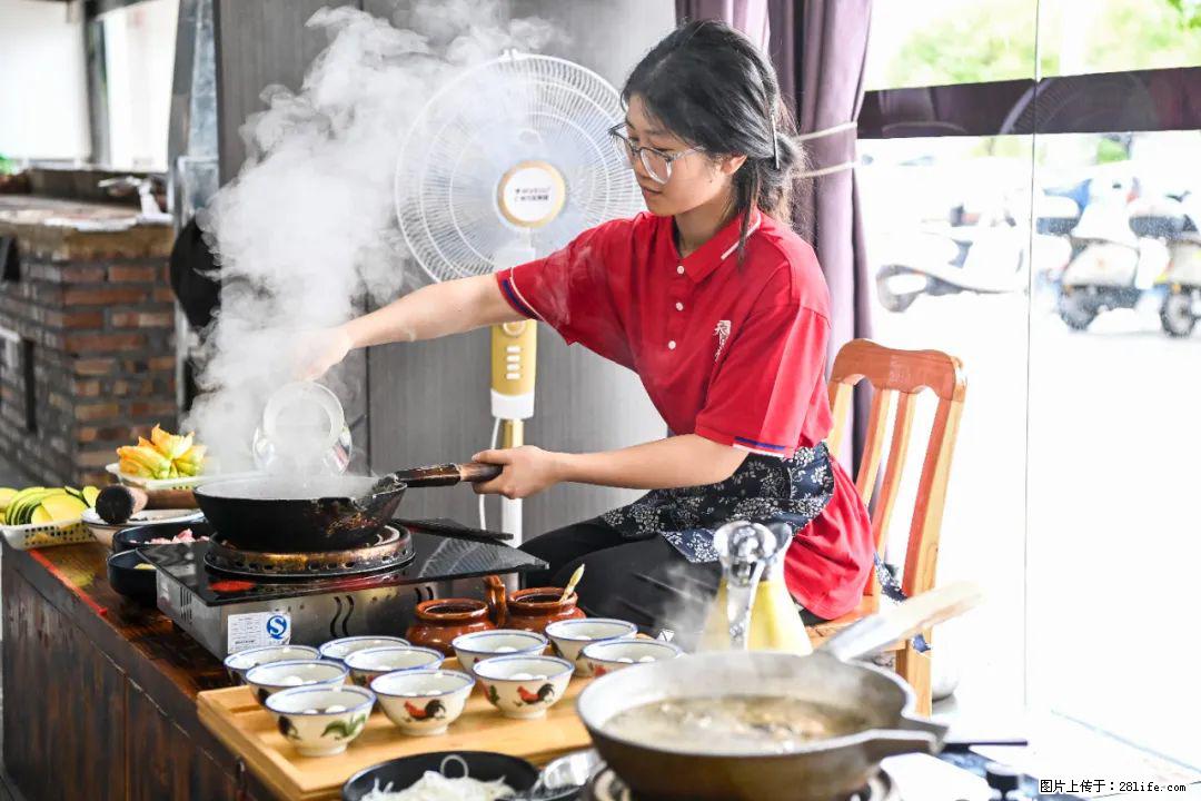 全网追的“扁担女孩”，找了一份暑假工，时薪12元 - 玉林生活资讯 - 玉林28生活网 yulin.28life.net